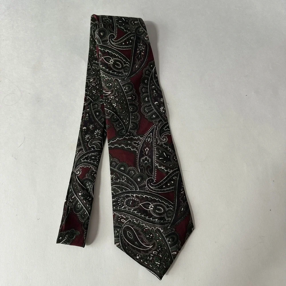 Resilio Mens Silk Paisley Tie Burgundy Green Black Made in USA Classic Vintage